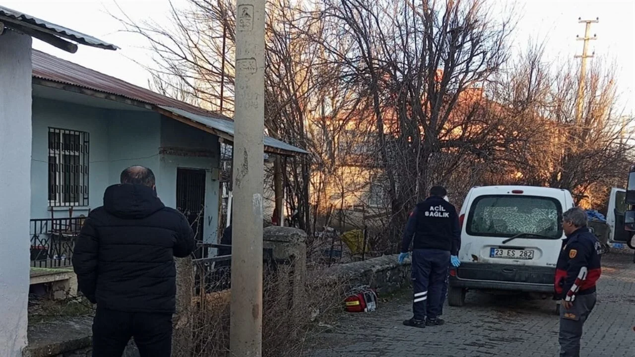 Evinin önünde cesedi ve bir mezar taşı bulundu