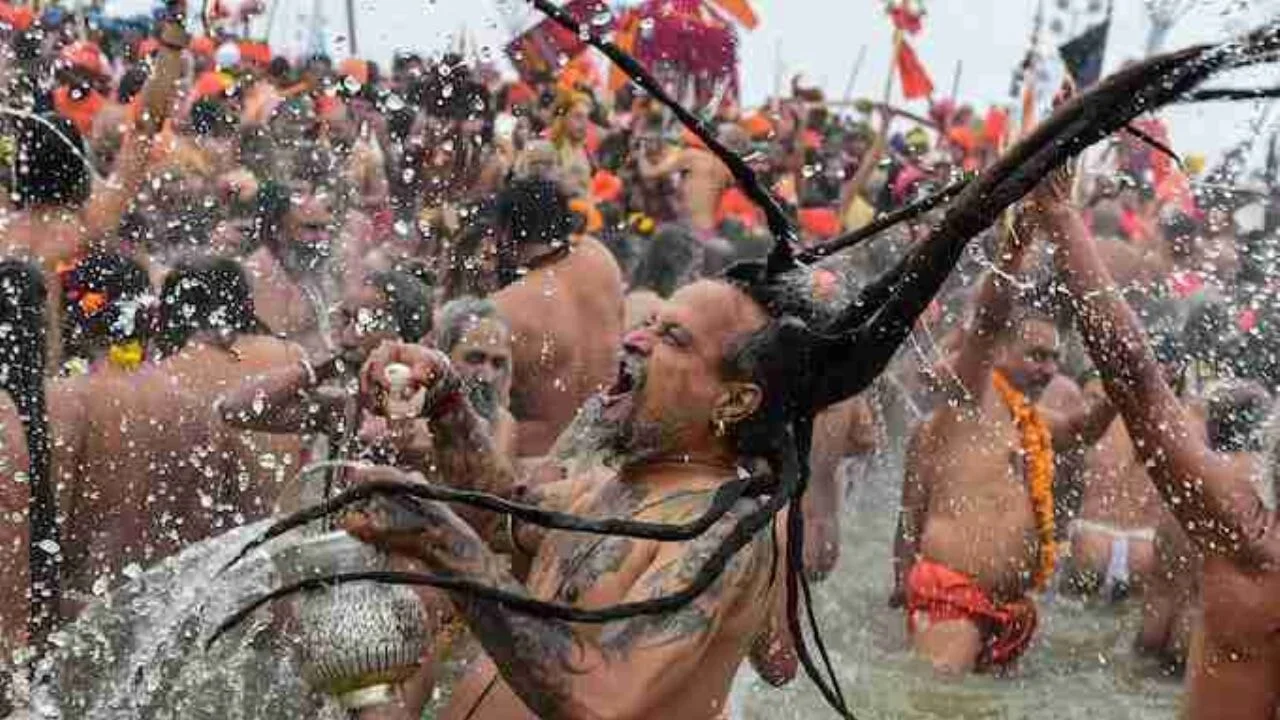 Hindu festivalinde izdiham: 12 ölü
