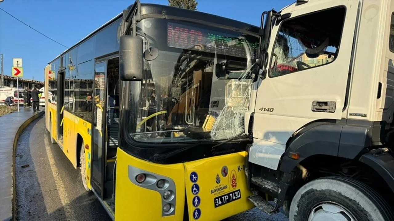 İETT otobüsleri aynı caddede 2 ayrı kaza yaptı!