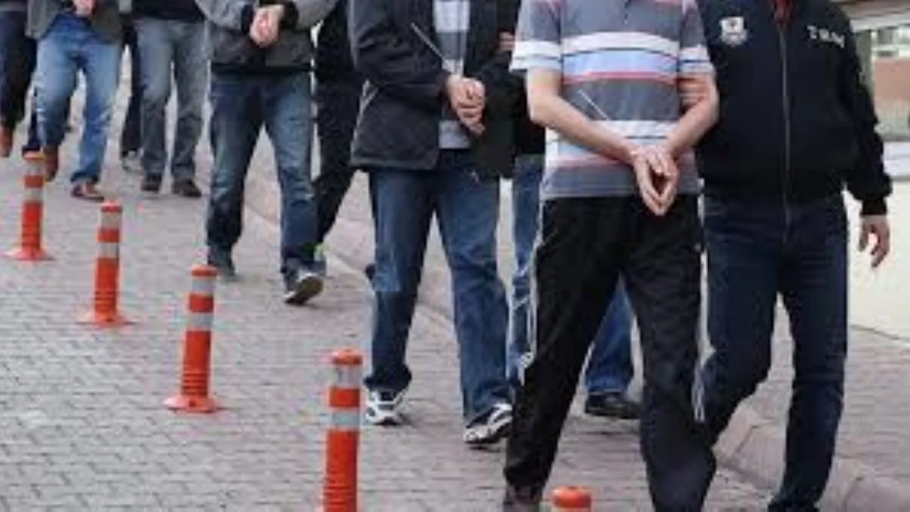 İstanbul merkezli FETÖ operasyonu: 17 şüpheli tutuklandı