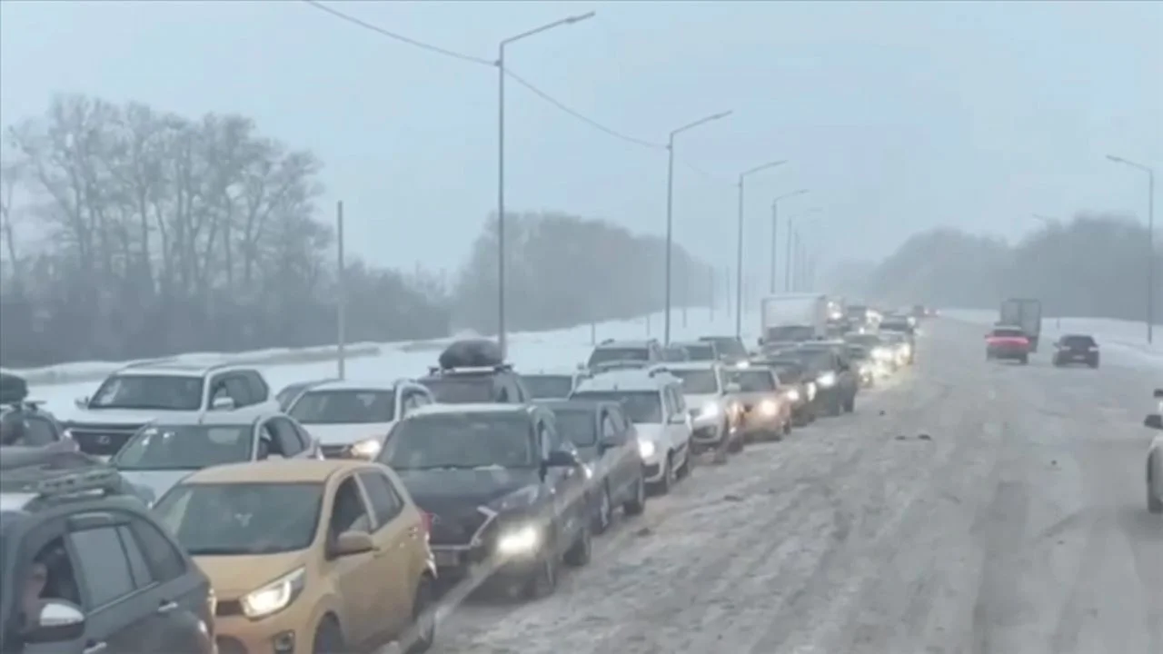 Kazakistan'da 95 araç birbirine girdi