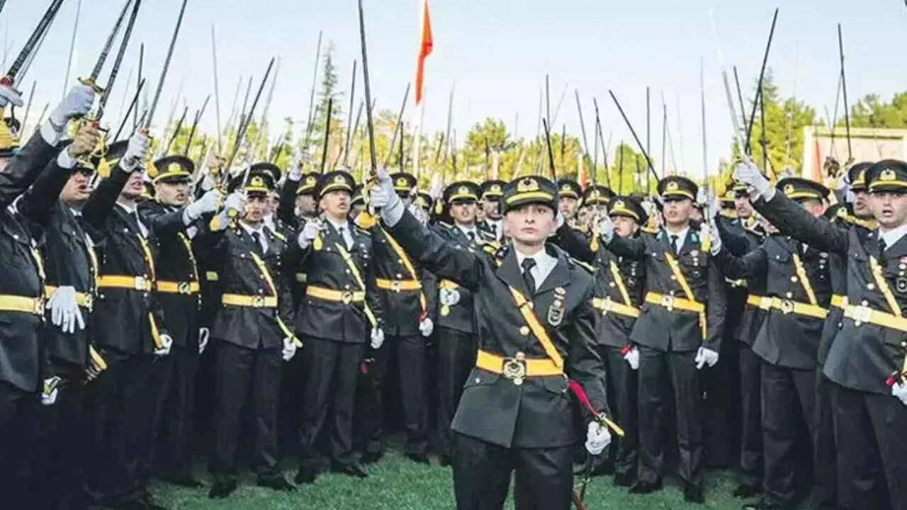 Kılıçlarını çekerek yemin eden teğmenlerin durumu ne oldu? Ceza aldılar mı?
