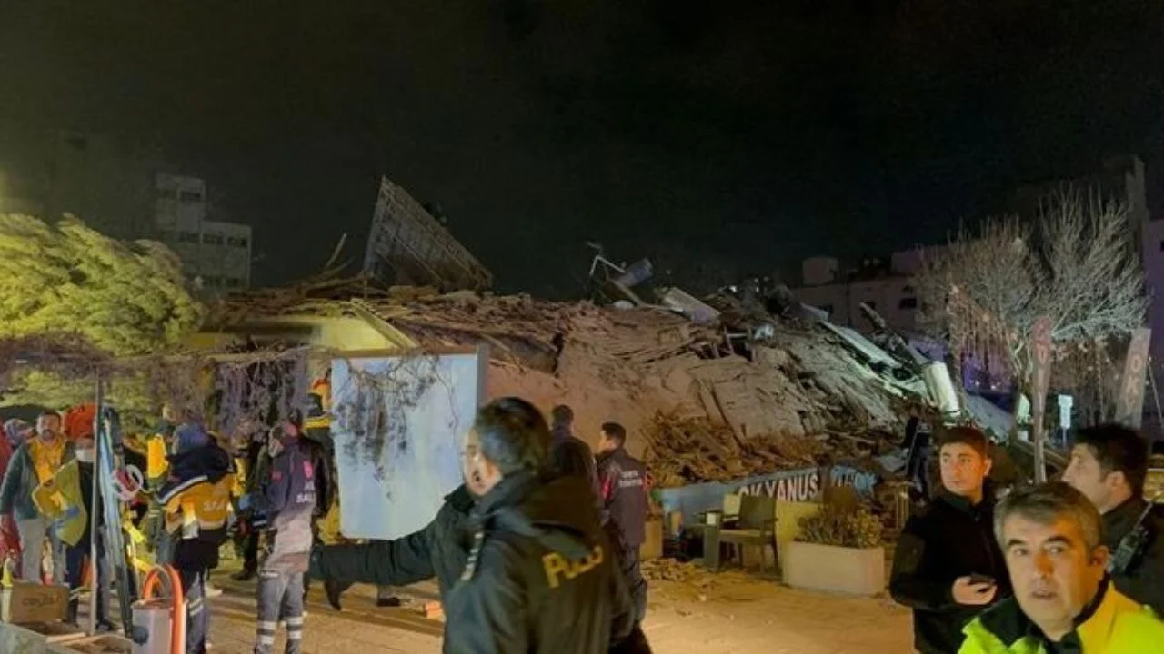Konya'da 4 katlı bina çöktü; arama çalışmaları görüntüleri