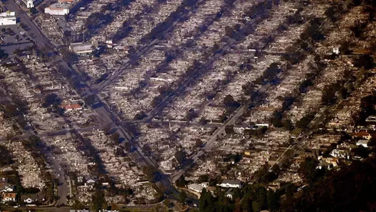 Los Angeles'ta devam eden yangın havadan görüntülendi