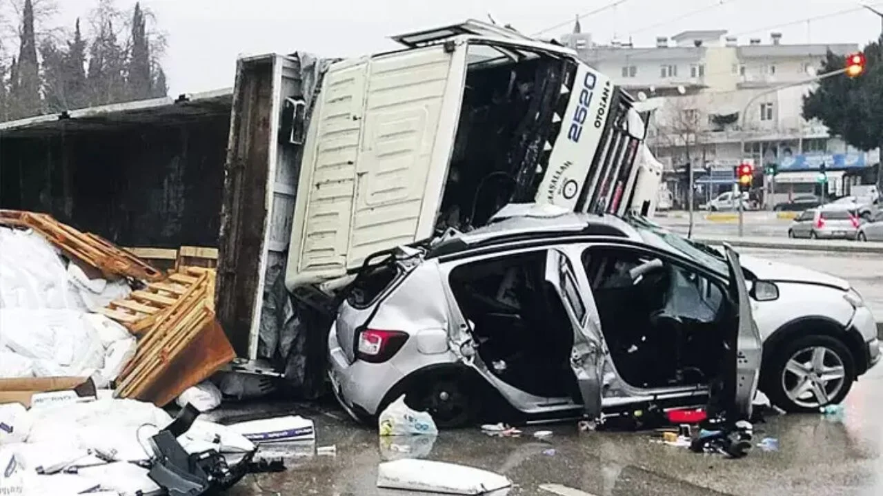 Otomobilin üzerine devrilen kamyon can aldı