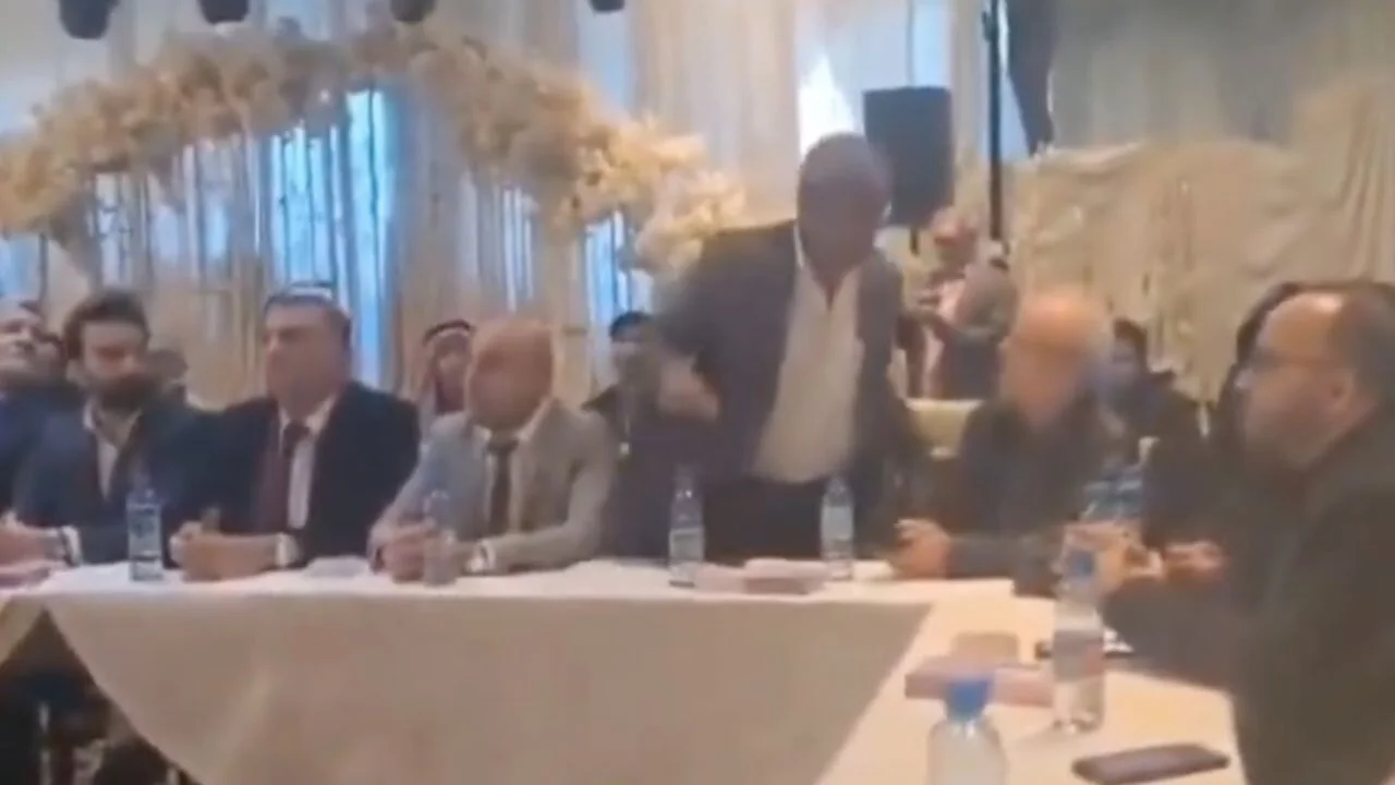 Suriye'deki aşiret toplantısında PKK/YPG'li temsilci salondan kovuldu