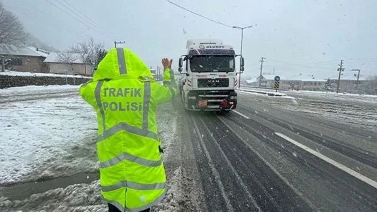 6 ilde yollar ağır taşıt trafiğine kapatıldı
