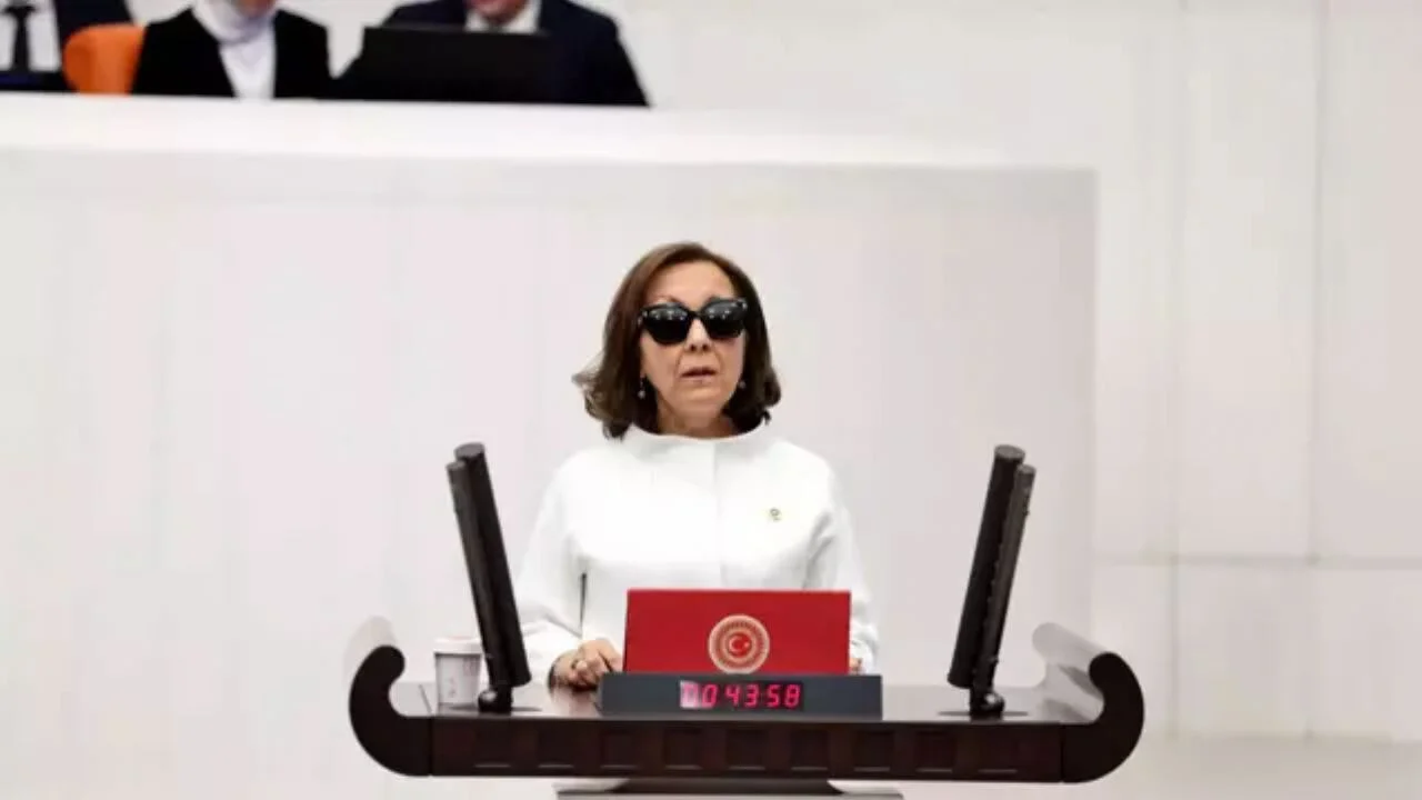 AK Parti'ye katılan Serap Yazıcı'dan Özgür Özel açıklaması