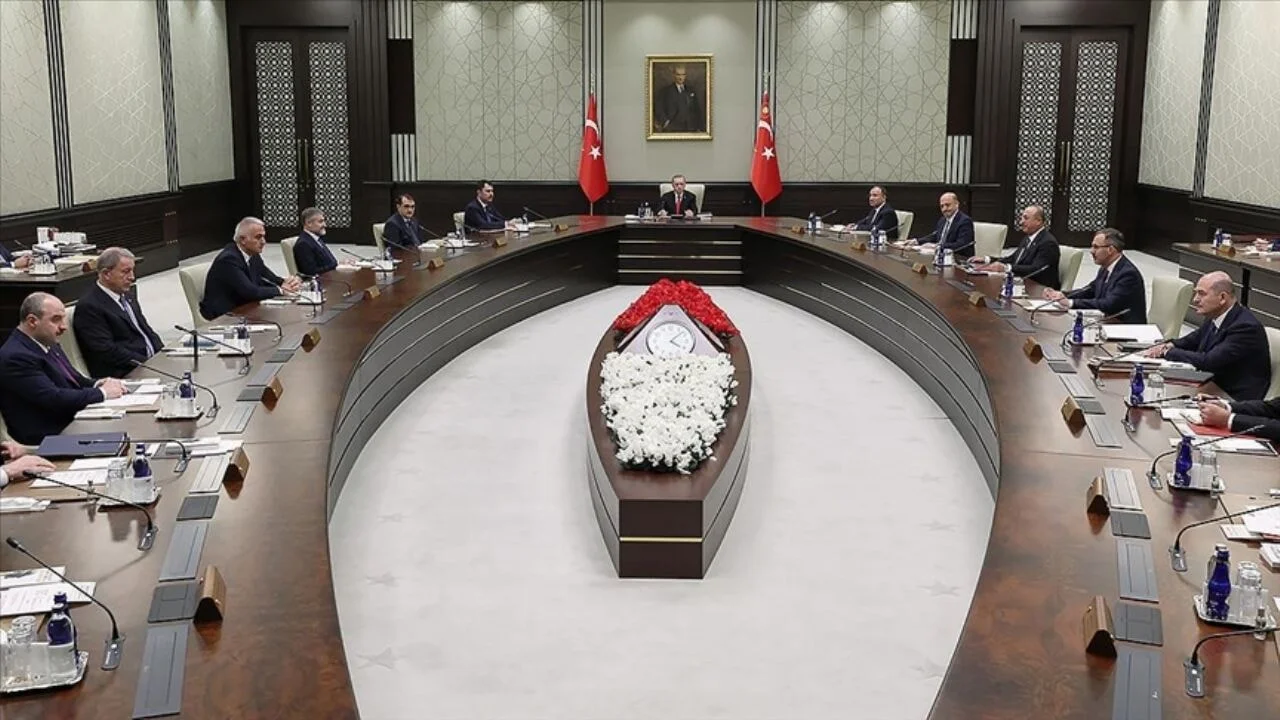 'AK Parti yönetimi ve kabine değişecek'