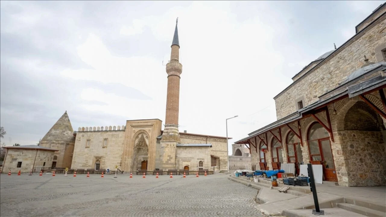 Altı tünel üstü cami; kaleden farkı yok!
