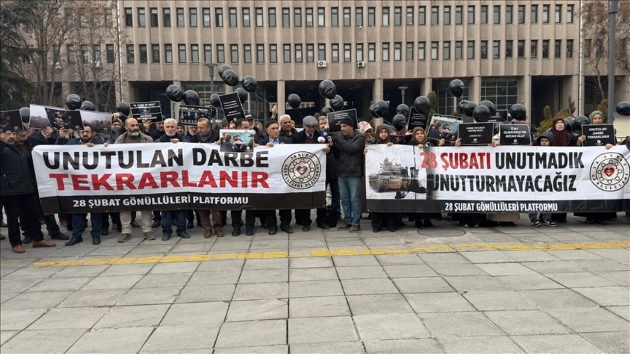Ankara Adliyesi önünde 28 Şubat protestosu