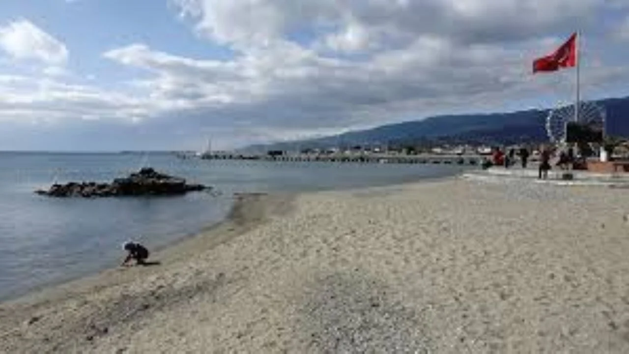 Balıkesir'in bazı ilçelerinde deniz kıyısında su çekilmesi yaşandı