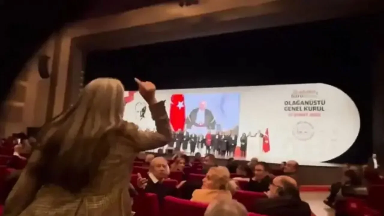 Baro Genel Kurulu'nda kavga! Avukatlar yabancı temsilcilere sert çıktı