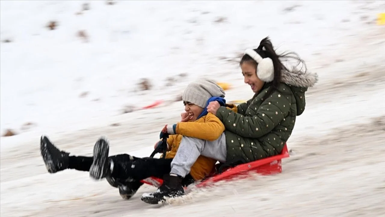 Bazı illerde kar yağışı nedeniyle okullar 1 gün tatil