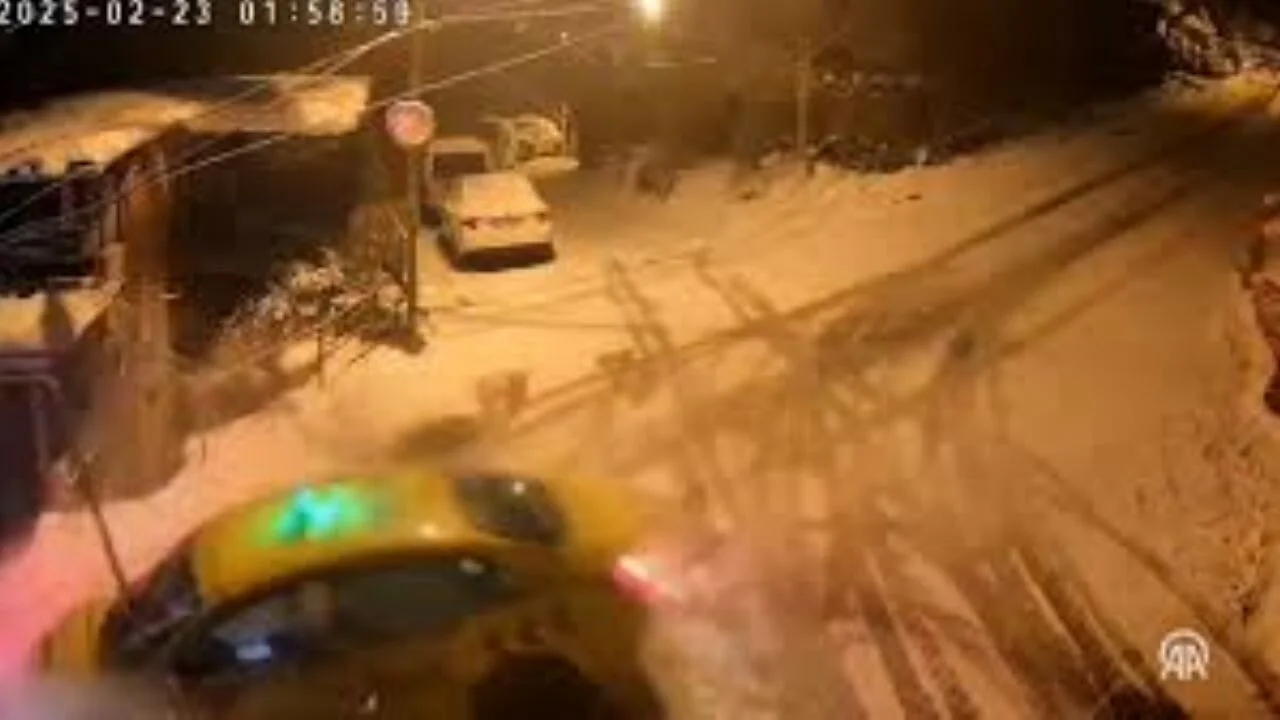 Beykoz'da buzlu yolda kayan otomobil bir taksi ile iki eve çarptı