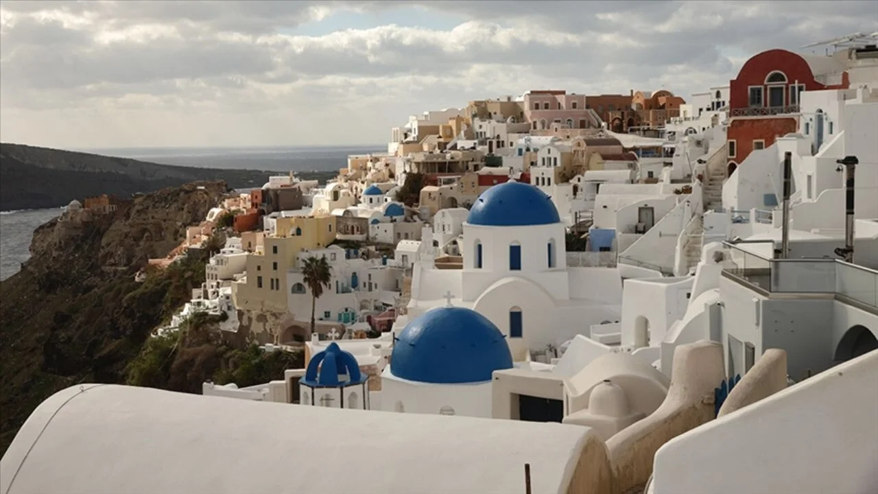 Boşaltılan Santorini Adası'nı hırsızlık endişesi sardı