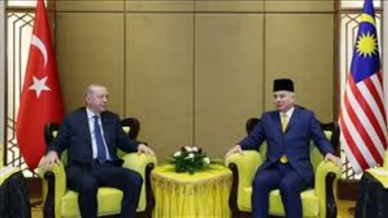 Cumhurbaşkanı Erdoğan, Malezya Başbakanı Enver İbrahim tarafından resmi törenle karşılandı