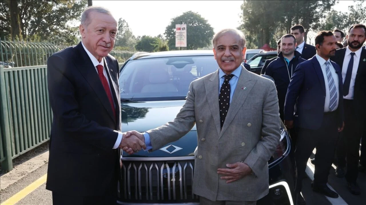 Cumhurbaşkanı Erdoğan, Pakistan Başbakanı Şerif'e Elektrikli Togg'u Hediye Etti