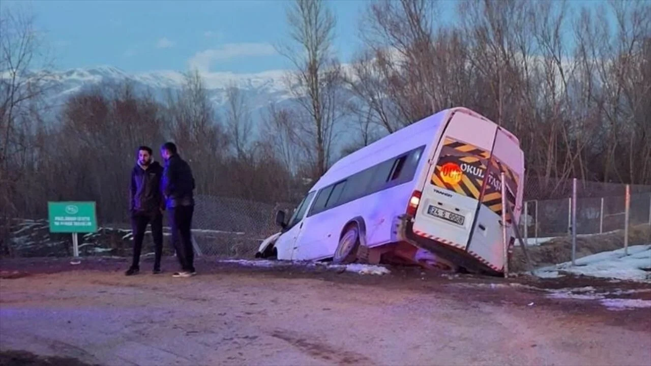 Erzincan'da korkunç kaza! Öğrenci servisi kanala düştü