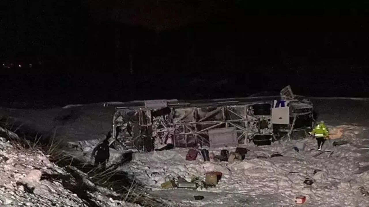 Erzurum'da yolcu otobüsü devrildi, 37 kişi yaralandı