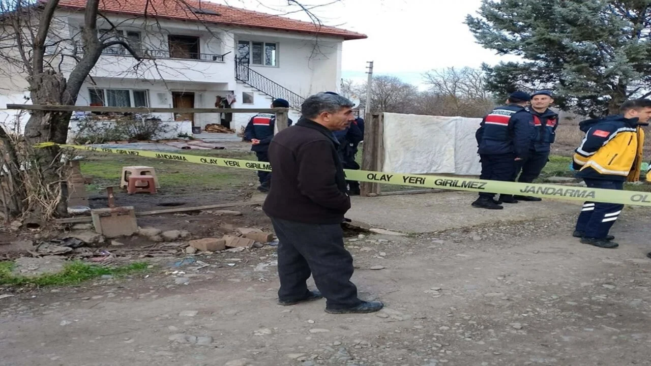 Evinde başı kesilerek öldürüldü; eşi gözaltına alındı
