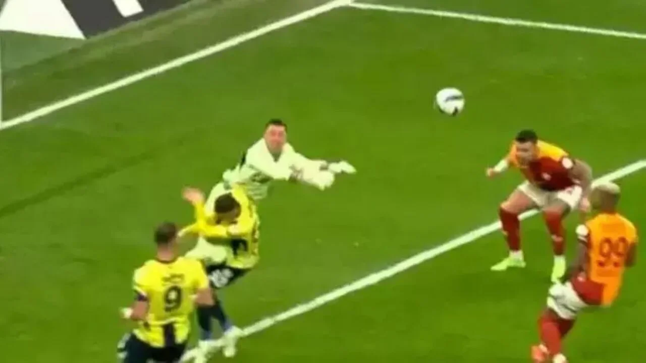Galatasaray ile Fenerbahçe arasındaki tartışma yaratan pozisyonu! Eski hakemler değerlendirdi