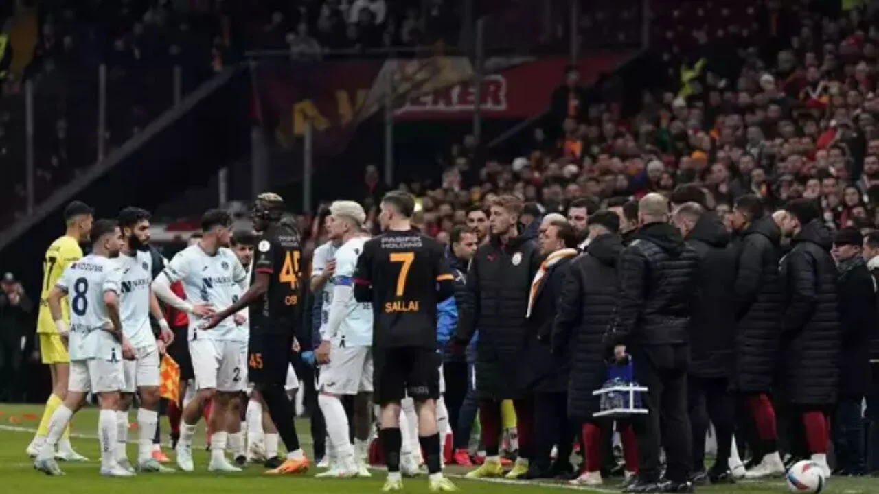 Galatasaray maçında Olay: Adana Demirspor sahadan çekildi