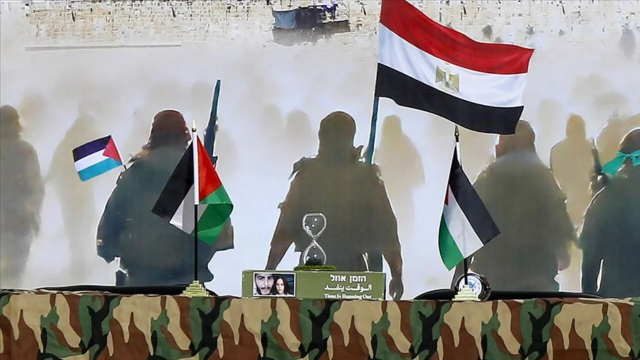 Hamas'ın kum saati hediyesi, İsrailli esir yakınlarını sarsacak yeni bir mesajı taşıyor