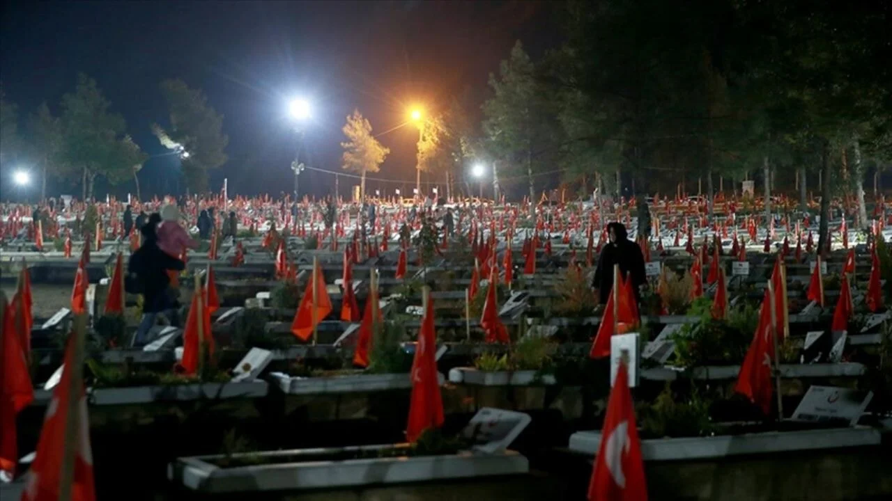 Hatay'da, 6 şubat depremlerinde hayatını kaybedenler anıldı.