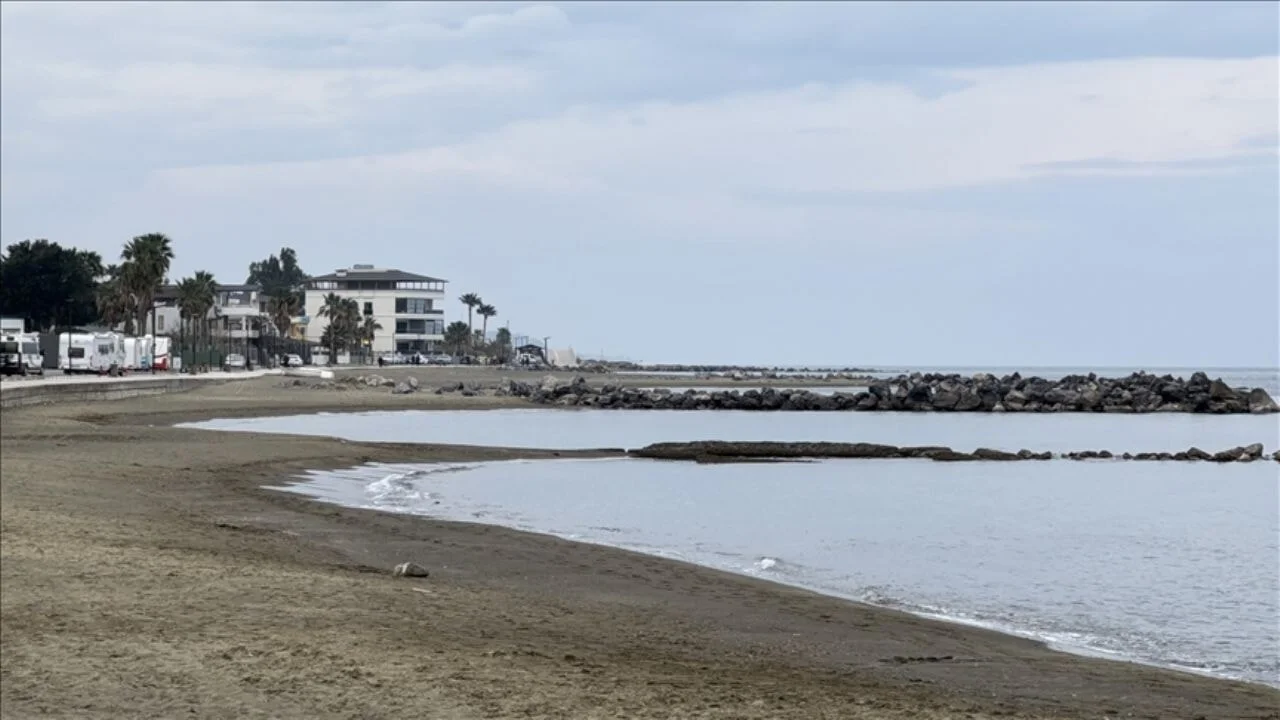 Hatay'da olağanüstü görüntüler! Deniz suyu çekildi, tedirginlik arttı