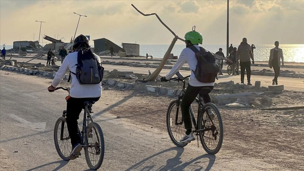 İsrail'in saldırısında bacağı ampute edilen Filistinli sporcu hüzün içinde yıkılan Gazze'yi bisikletle dolaşıyor