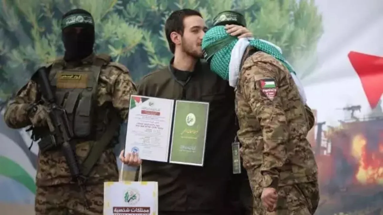 İsrailli esir Hamas üyesini alnından öptü
