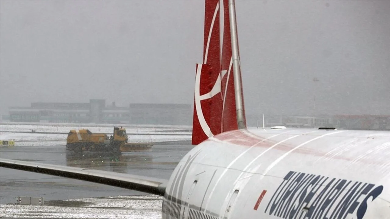 İstanbul'da kar kabusu! Yüzlerce uçuş iptal edildi
