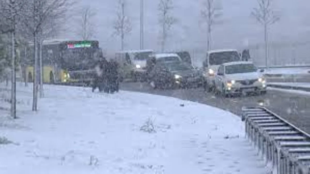İstanbul'da kar şiddetini artırarak devam ediyor