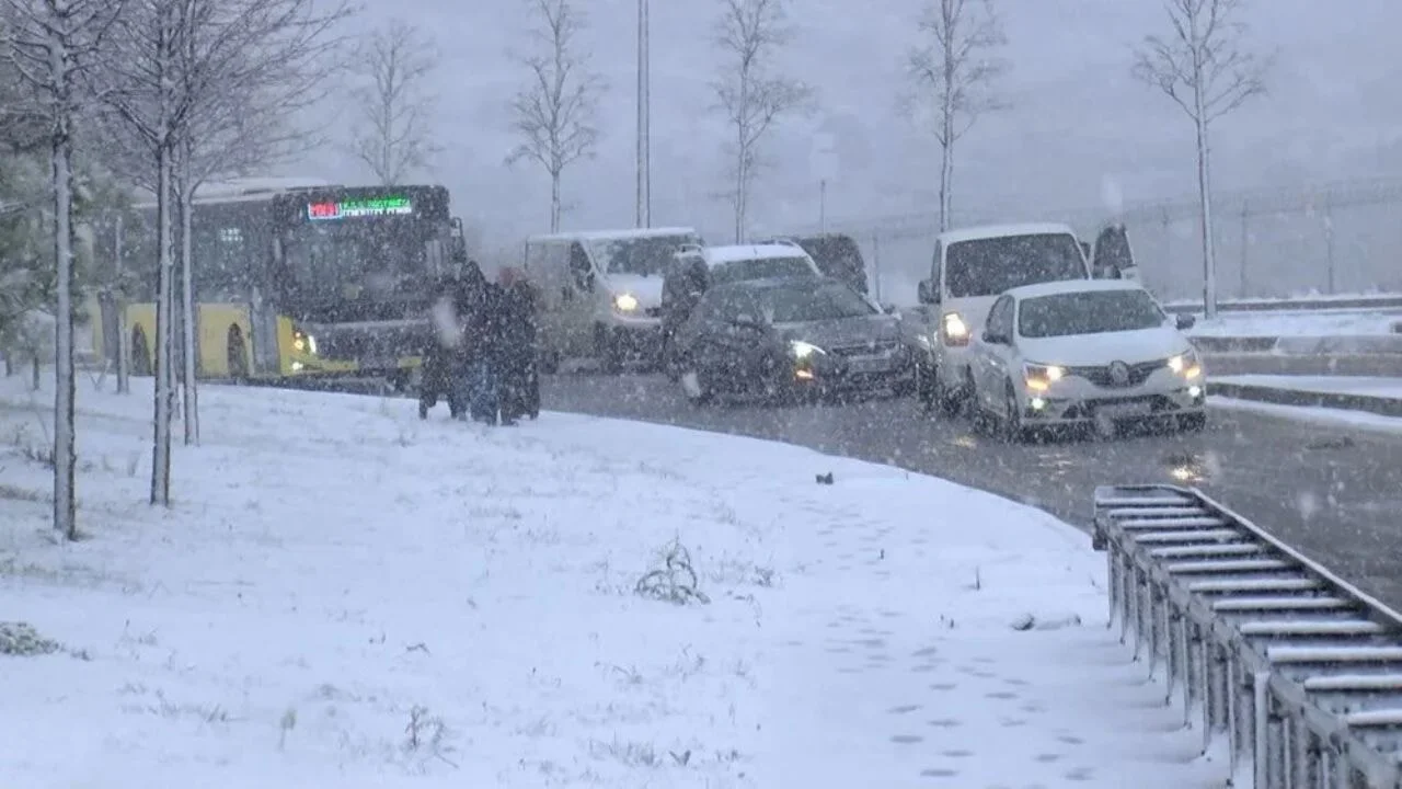 İstanbul'da okullar tatil edildi! Kar yağışı ve fırtına için saat verildi