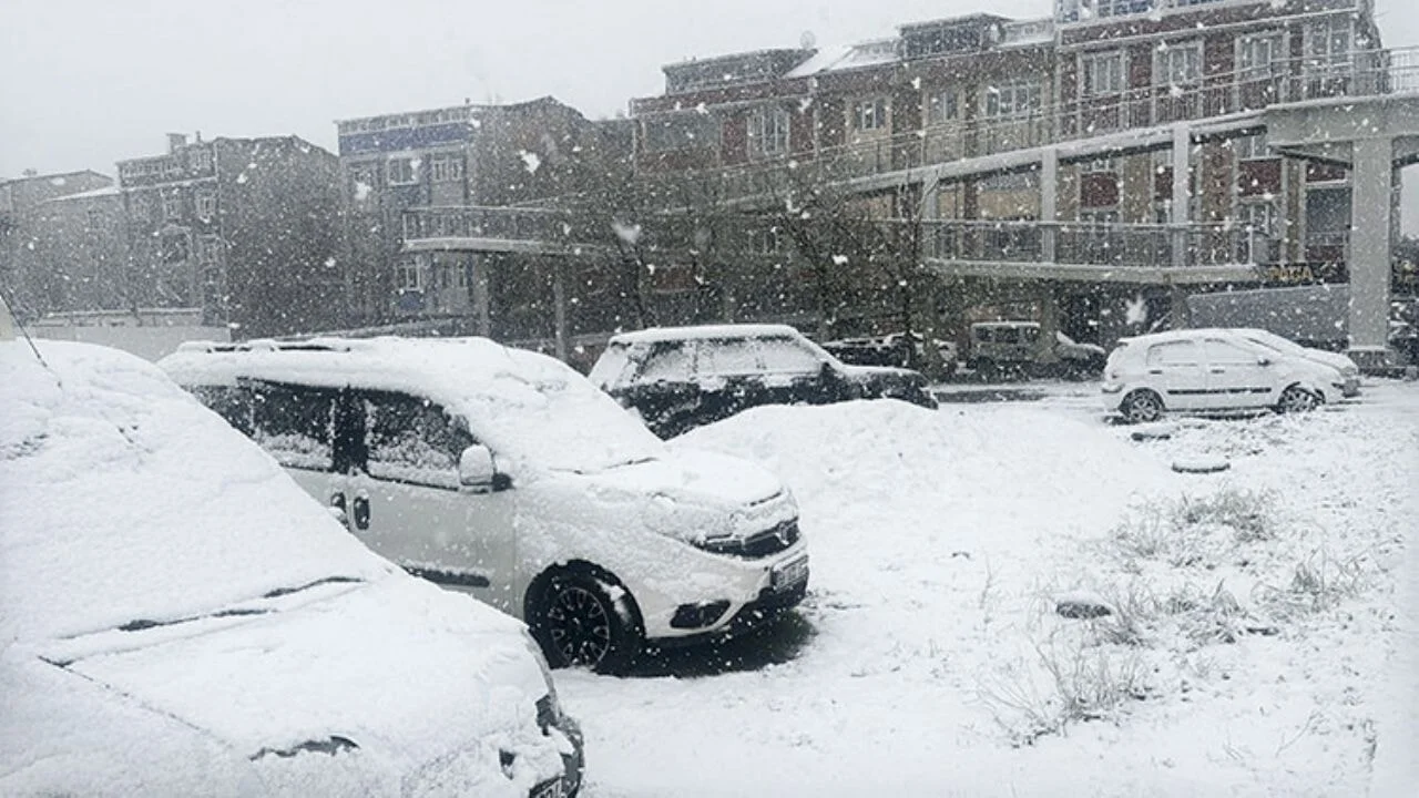 İstanbul'da yoğun kar yağışı etkili oluyor