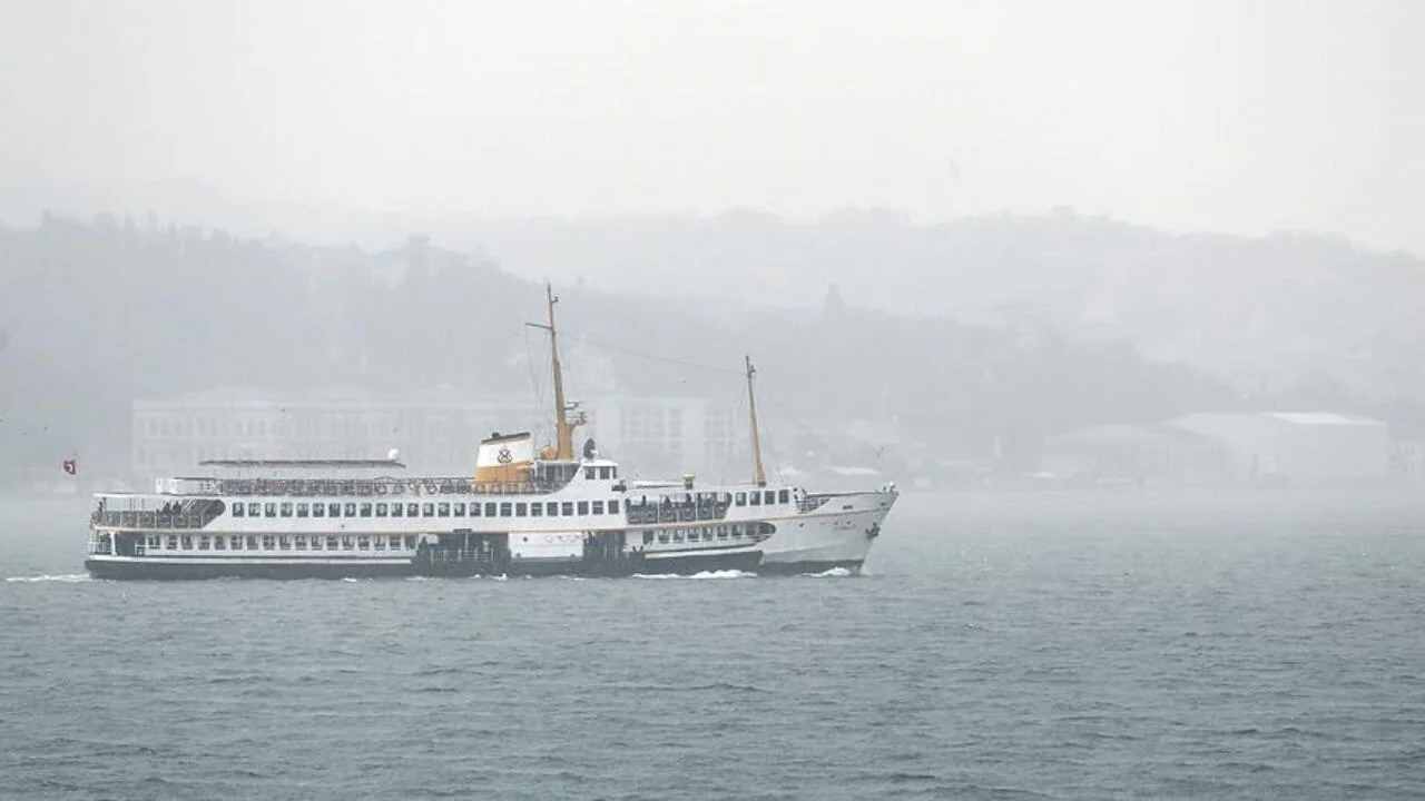 İstanbul'da yoğun kar yağışı ve tipi nedeniyle vapur seferleri iptal