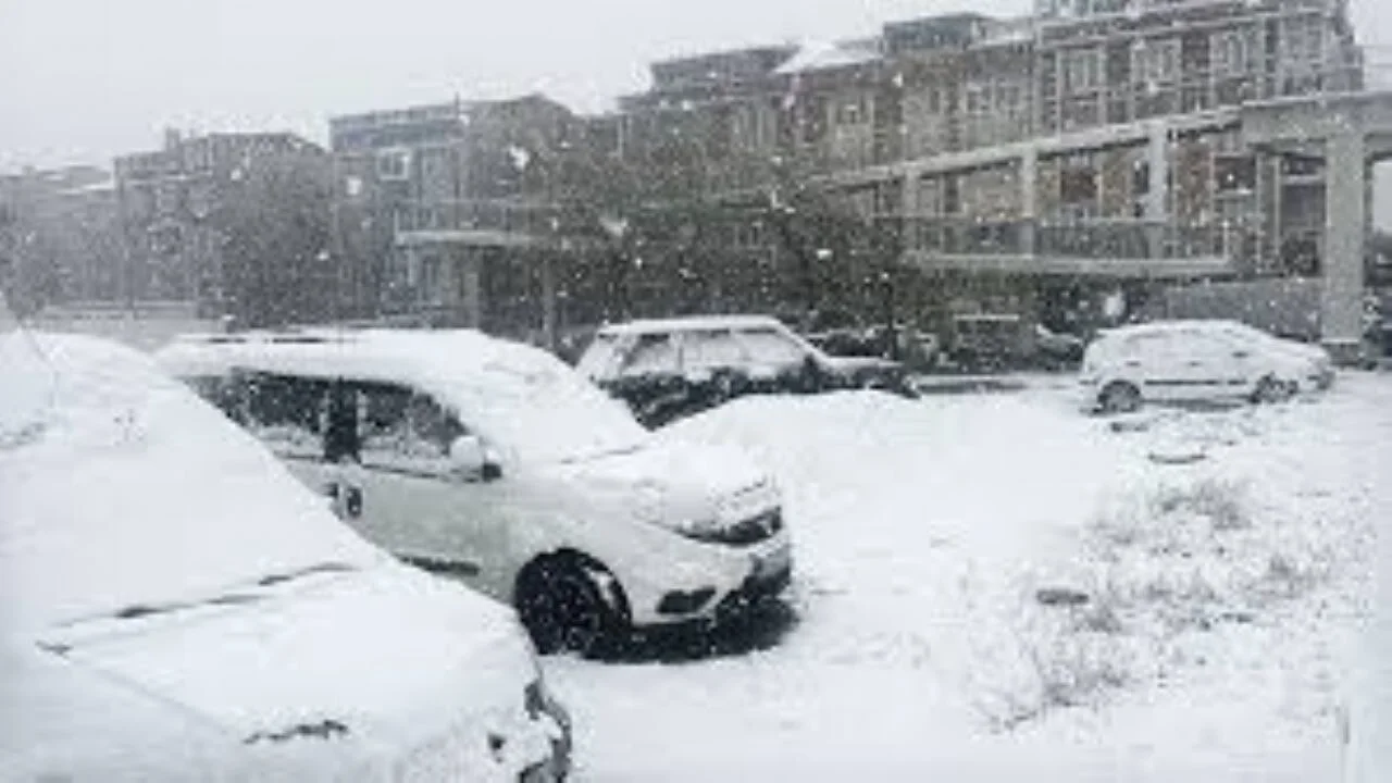İstanbul'un bazı bölgelerinde kar yağışı etkisini artırdı
