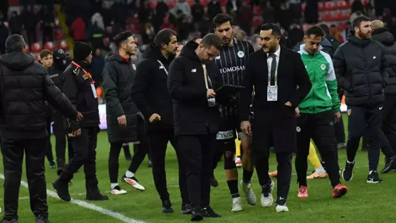 Kayserispor - Konyaspor maçı sonunda gerilim yükseldi. Konyaspor Teknik Direktörü Uçar: 'Hakem Bizi Çaldı!'