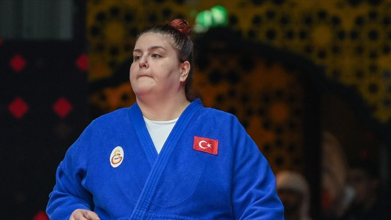 Milli Judocu Hilal Öztürk'ten tarihi başarı! Bakü'de gümüş madalya