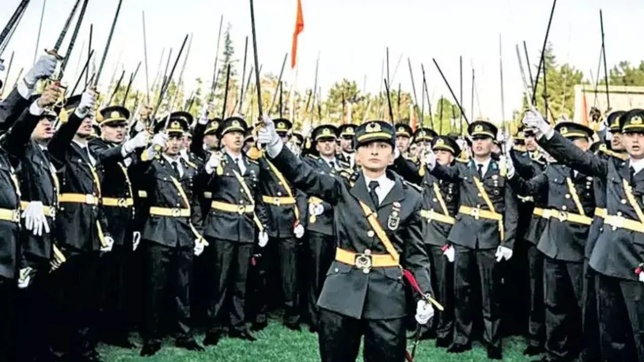 Ordu'da kriz! 5 teğmen ve 3 komutan 'disiplinsizlik' gerekçesiyle TSK dan ihraç edildi