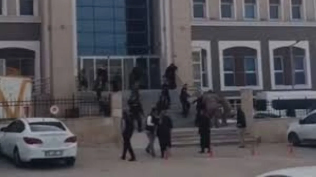 Şanlıurfa'da adliye bahçesinde kanlı kavga
