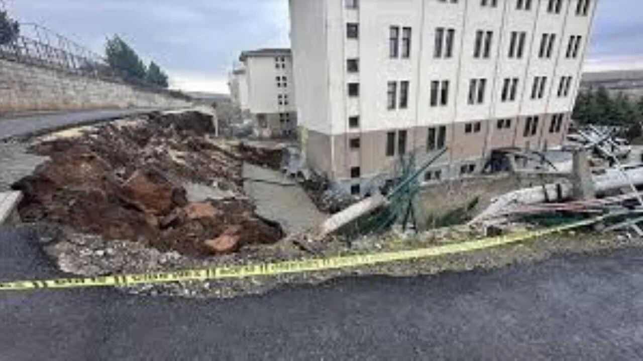 Şanlıurfa'da okulun istinat duvarı yıkıldı
