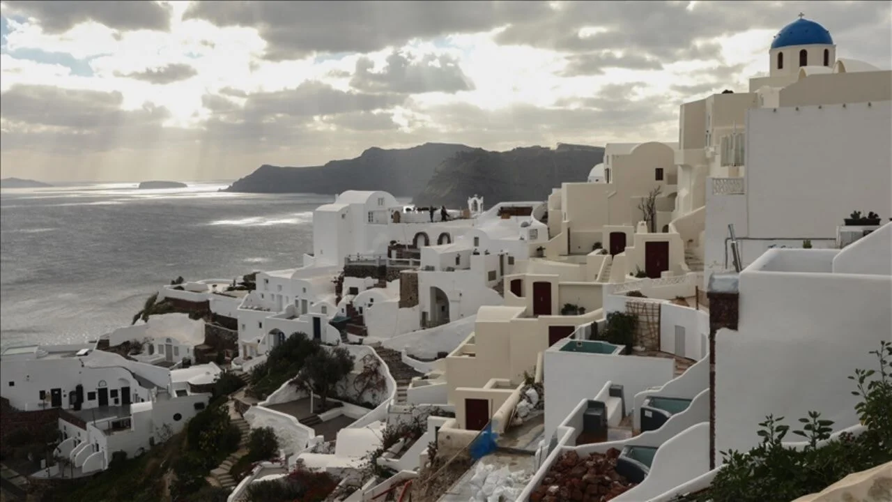 Santorini Adası gözden düştü; emlak fiyatları ucuzladı