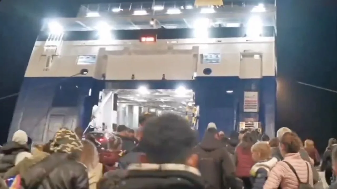 Santorini'den büyük kaçış! Ek uçak seferleri... Peş peşe kalkan gemiler...