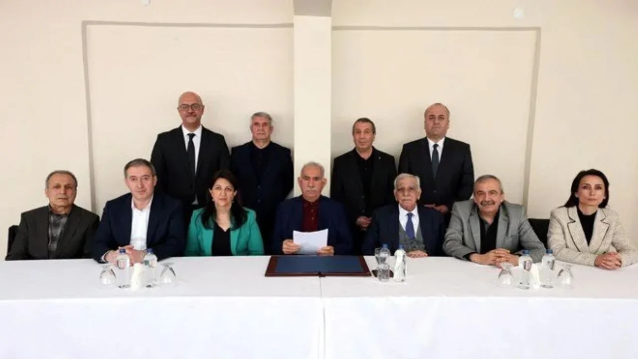 Silah bırakma çağrısı okunuyor: Abdullah Öcalan ile fotoğraf paylaşıldı