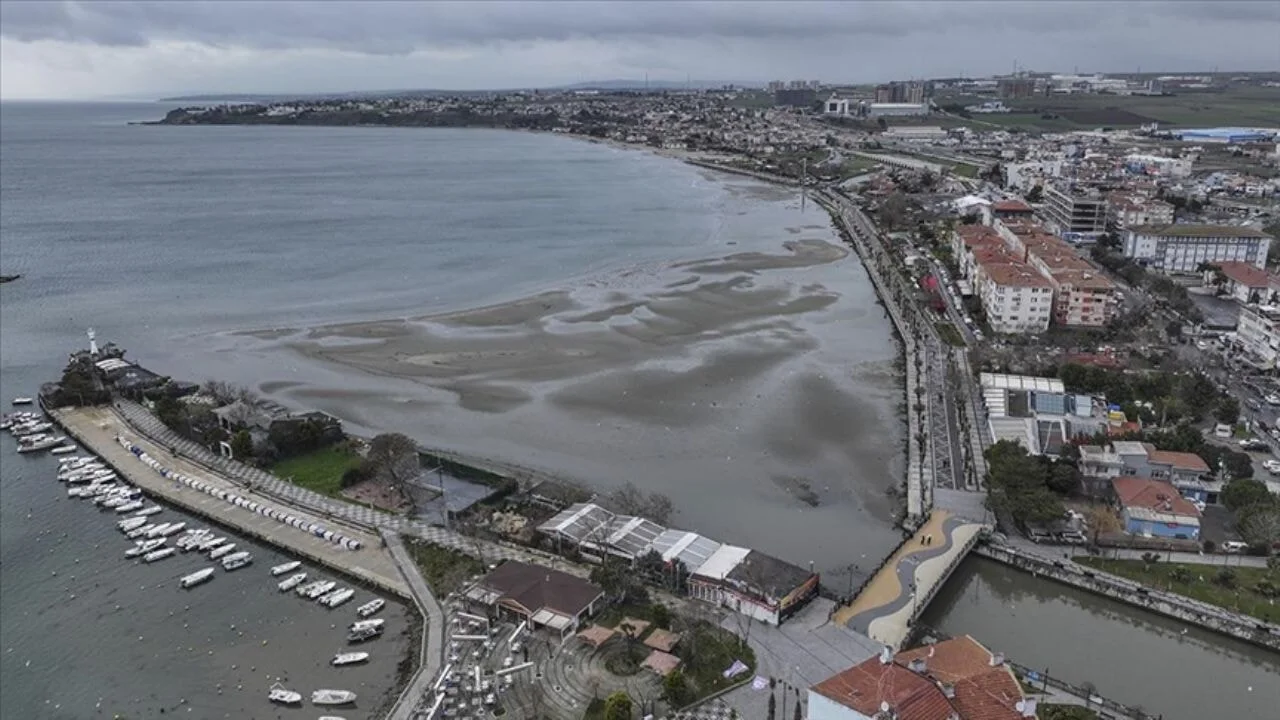 Silivri'de deniz suyu kıyıdan 100 metre çekildi
