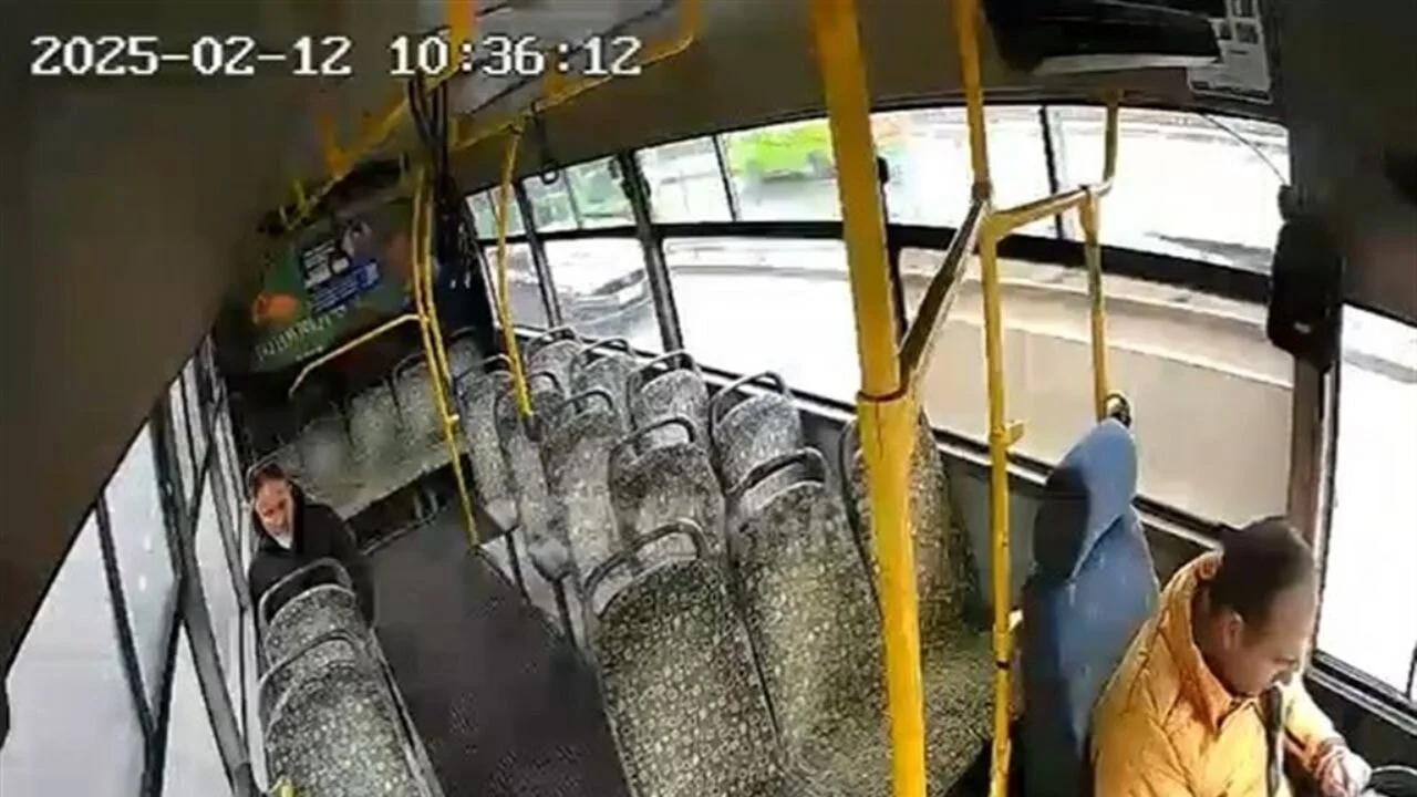 Şoför direksiyonda bayıldı, otobüsü yolcu durdurmaya çalıştı!
