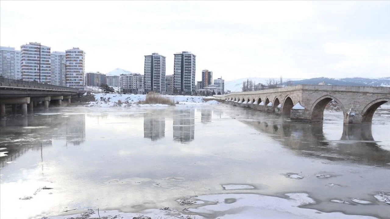 Soğuk hava Sivas'ta Kızılırmak'ı dondurdu