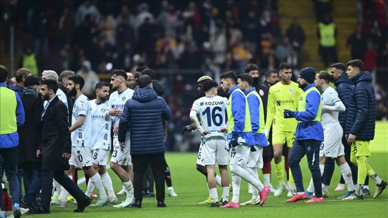 'Tiyatro oynanıyor': Adana Demirspor, Galatasaray maçında sahadan çekildi!